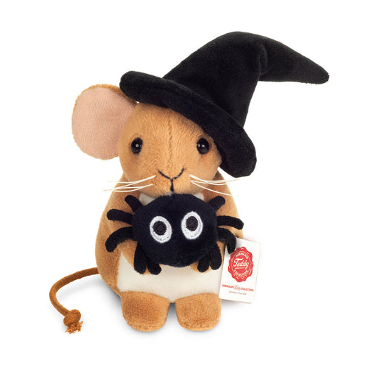 Det här är en liten halloweenmus med spindel från Teddy-Hermann. Sittande mus med kort, tät brun päls och vit mage. Liten svart trekantig nos, långa vita morrhår och runda svarta ögon. Öronen är rundade med ljusrosa insida. De bruna tassarna håller en liten svart spindel med vita broderade ögon och korta ben. På huvudet sitter en hög svart häxhatt med hängande spets. Bakom syns en lång svans av brunt snöre med knut. Uppsynen verkar nöjd.
