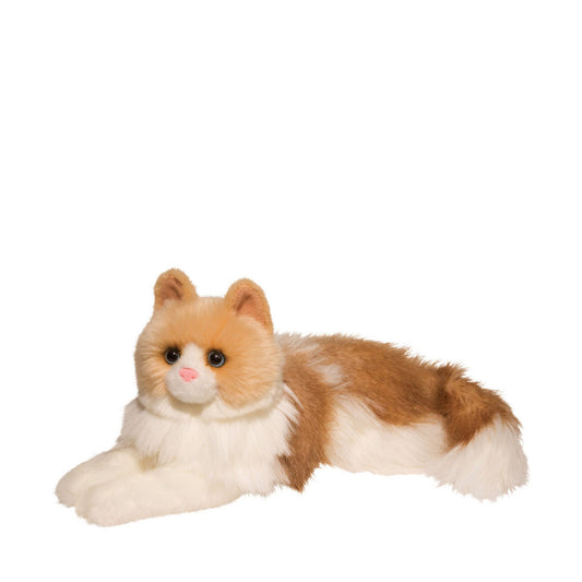 Det här är Ragdollkatten Kiki från Douglas Cuddle Toys. Hon ligger med frambenen utsträckta och har en lång, fluffig päls i brunt, vitt och beige, lite rufsig med mjuk lyster. Nosen, bröstet, magen och framtassarna är vita, medan bruna fläckar täcker rygg, svans och delar av sidorna; huvudet och öronens insida har beiga toner. Nosen är liten och rosa, ögonen runda och mörkbruna. Inga trampdynor syns och inga accessoarer. Uttrycket är lugnt och nyfiket.