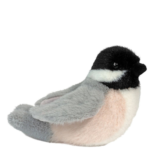 Tämä on Douglas Cuddle Toysin Chipper-tiainen. Pienellä lintupehmolla on lyhyt, sileä ja kiiltävä turkki. Pää ja lakki ovat mustat, selkä, siivet ja pyrstö harmaat, kurkku ja alavatsa valkoiset ja rinta vaaleanpunainen. Lyhyt, kartiomainen musta nokka työntyy esiin, silmät ovat pyöreät ja mustat. Valkoinen poskijuova kiertää kasvot mustaa lakkia vasten, ja nokan alla on musta laikku. Siivet ovat vartaloa vasten, asento on istuva. Ilme on rauhallinen ja tyytyväinen.