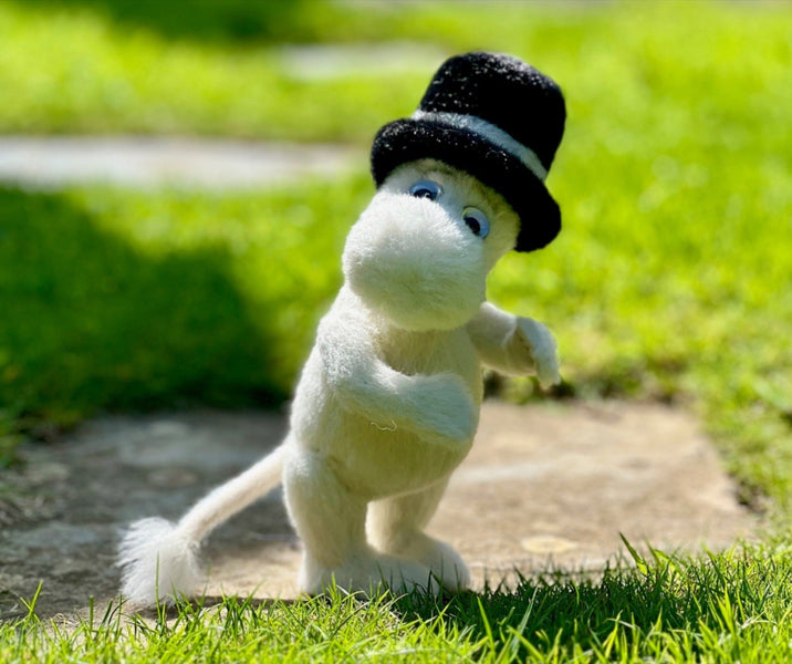 MiniMo Moominpappa on the lawn