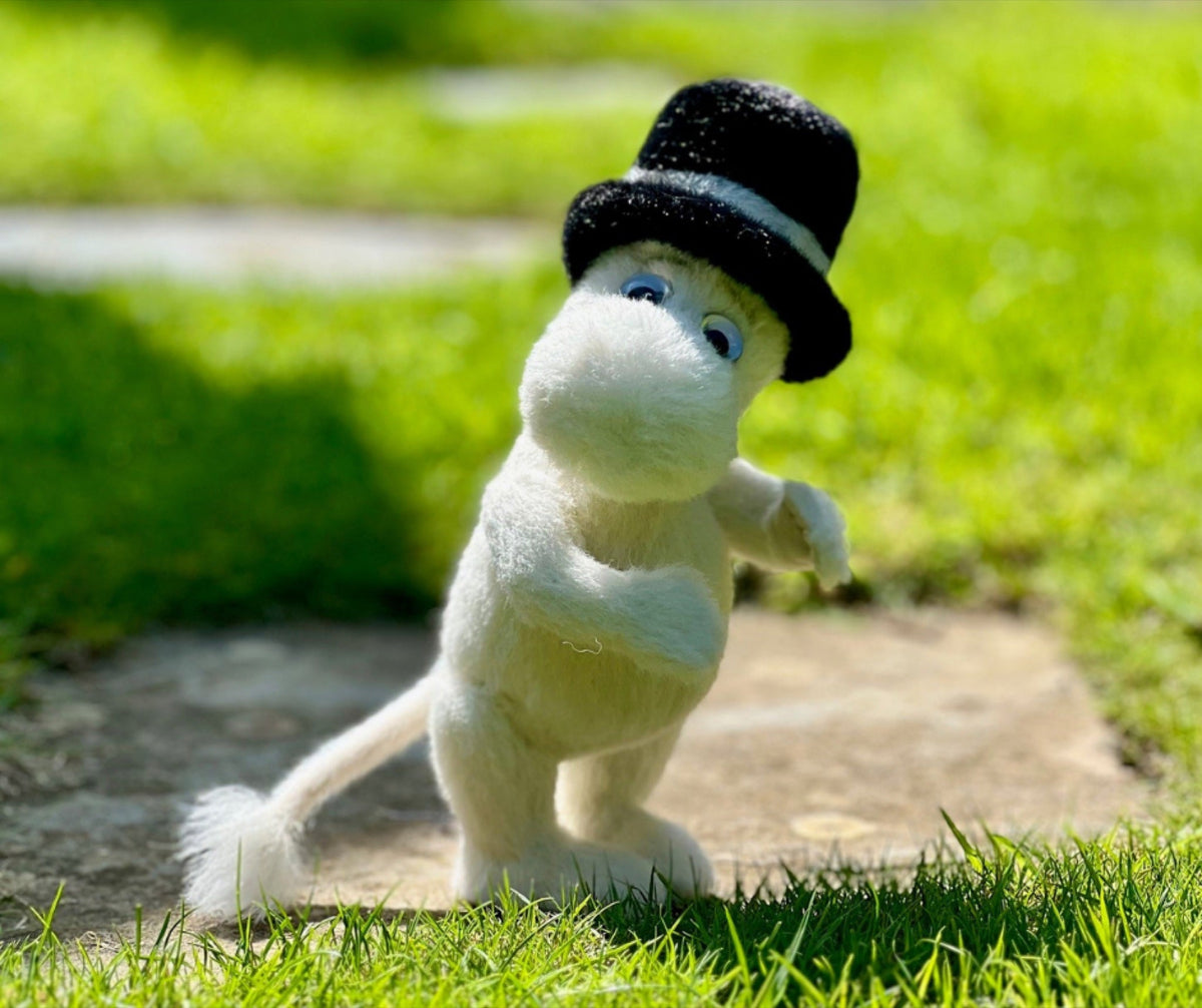 MiniMo Moominpappa on the lawn