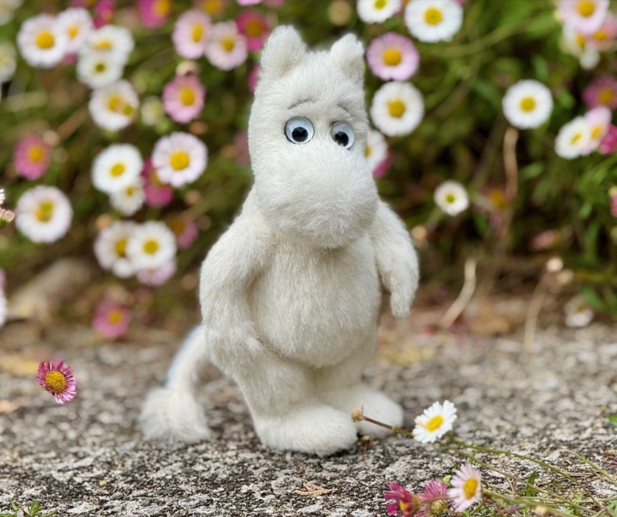 MiniMo Moomintroll among daisies