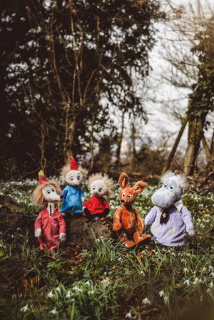 Thingumy, Bob, Sniff and the Hemulen among snowdrops