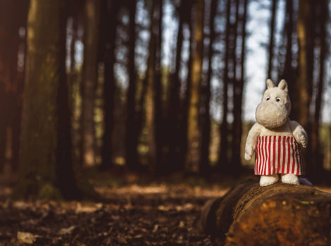 Moominmamma standing on a fallen log