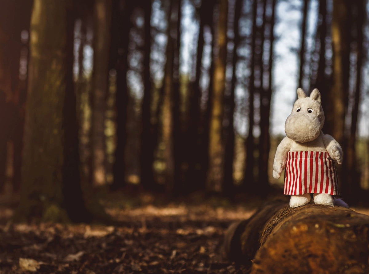 Moominmamma standing on a fallen log